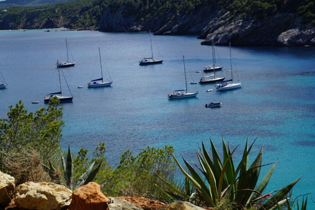 Navegando en aguas legales: ¿Qué implica la prohibición del alquiler náutico privado para los seguros de barco?