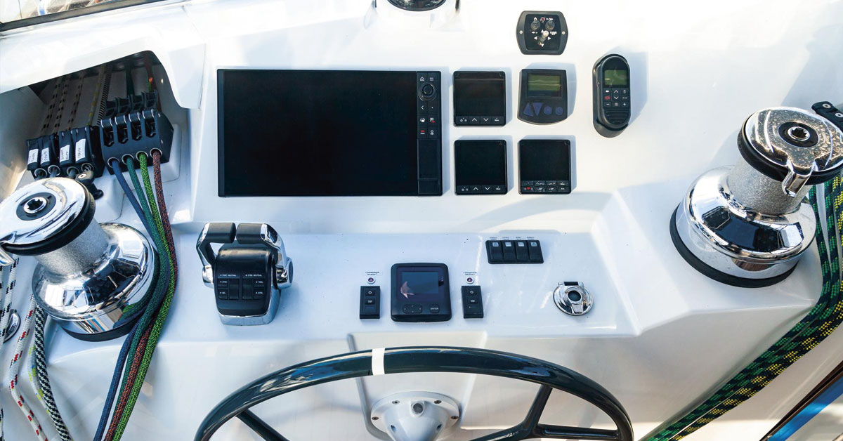 radio y aparejos de seguridad en el mar