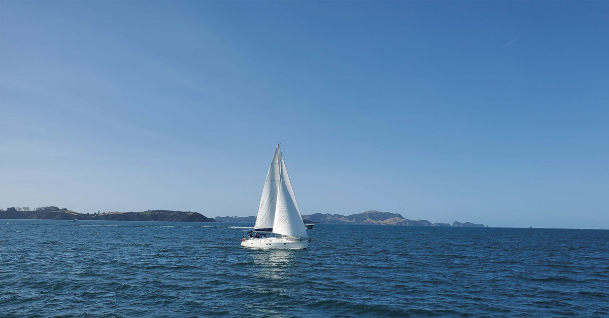 velero en regata alta mar